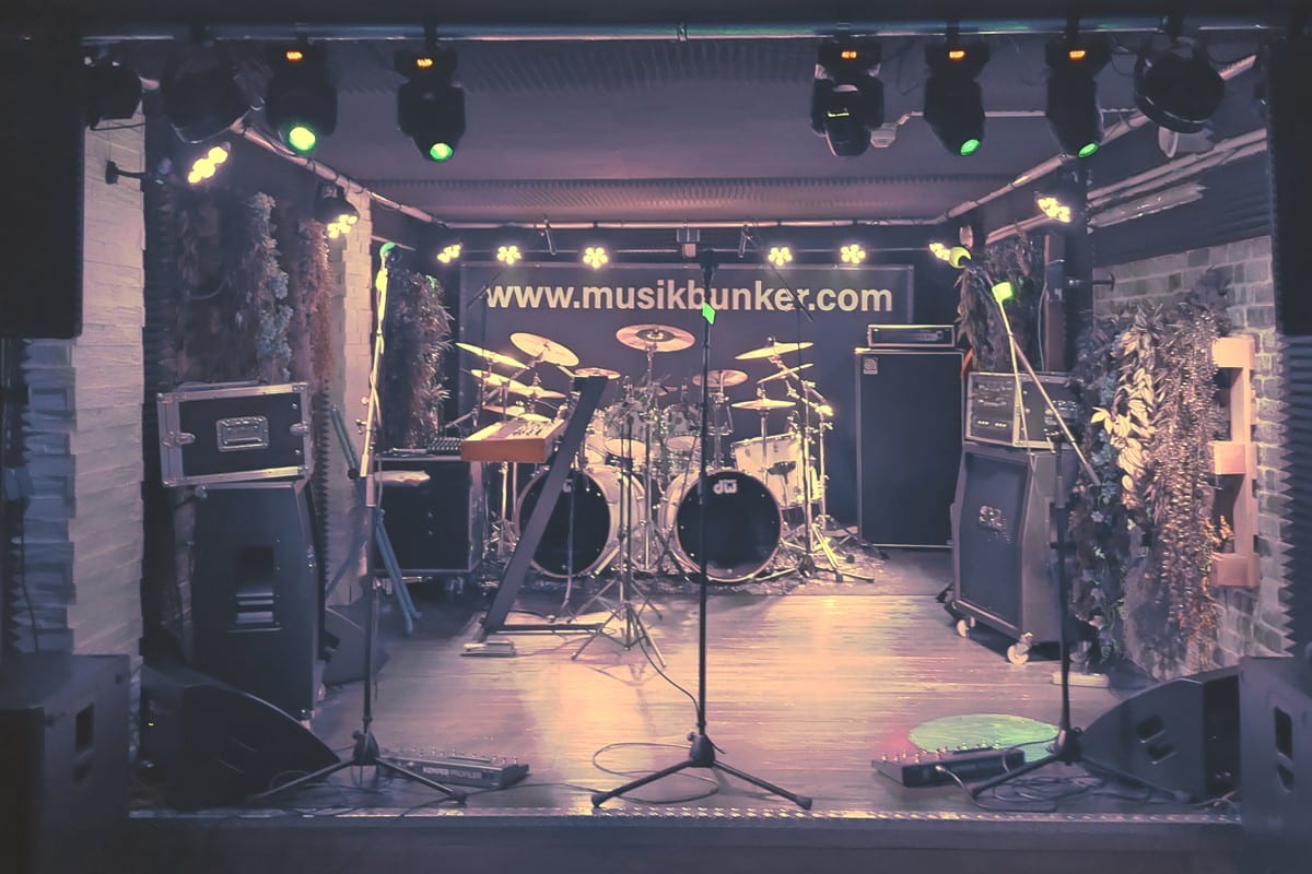Bühne XXL Digital im Musikbunker Frankfurt mit DW-Drumset, Backline und Stage-Lighting