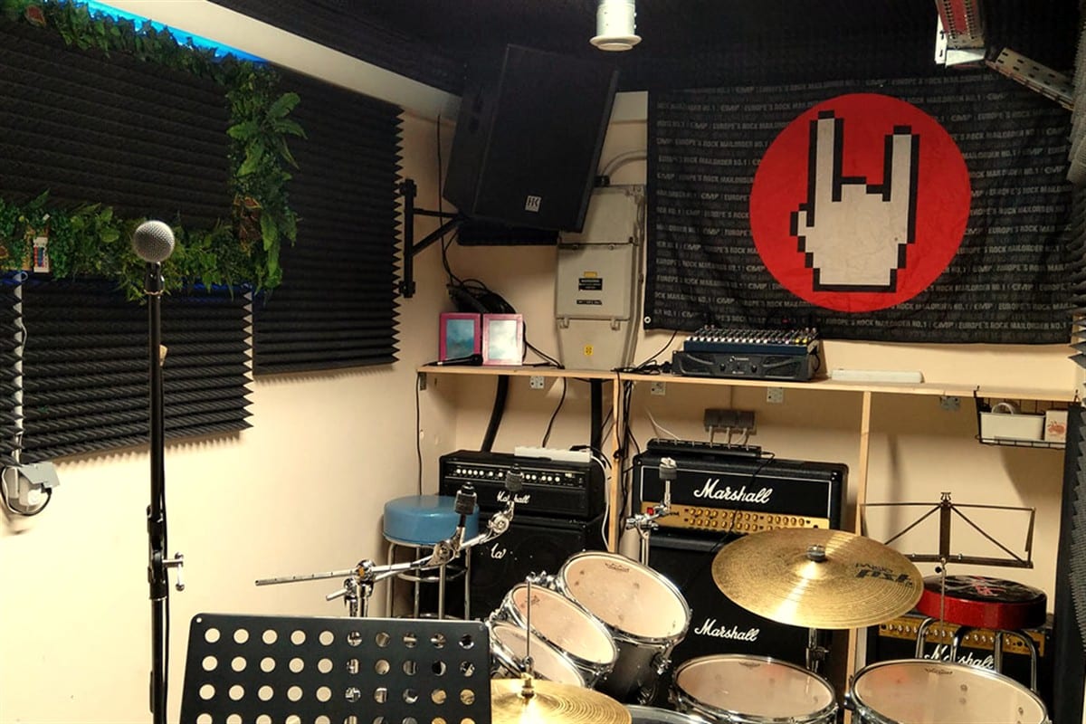 Oldschool Analog Proberaum im Musikbunker Frankfurt mit Schlagzeug und Verstärkern