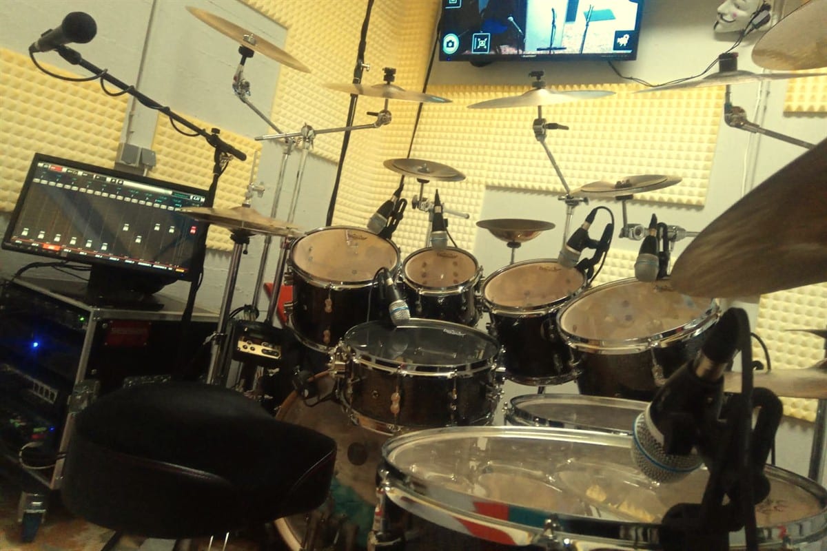 Studio Digital im Musikbunker Frankfurt mit Drumroom, Mikrofonierung und digitalem Monitoring